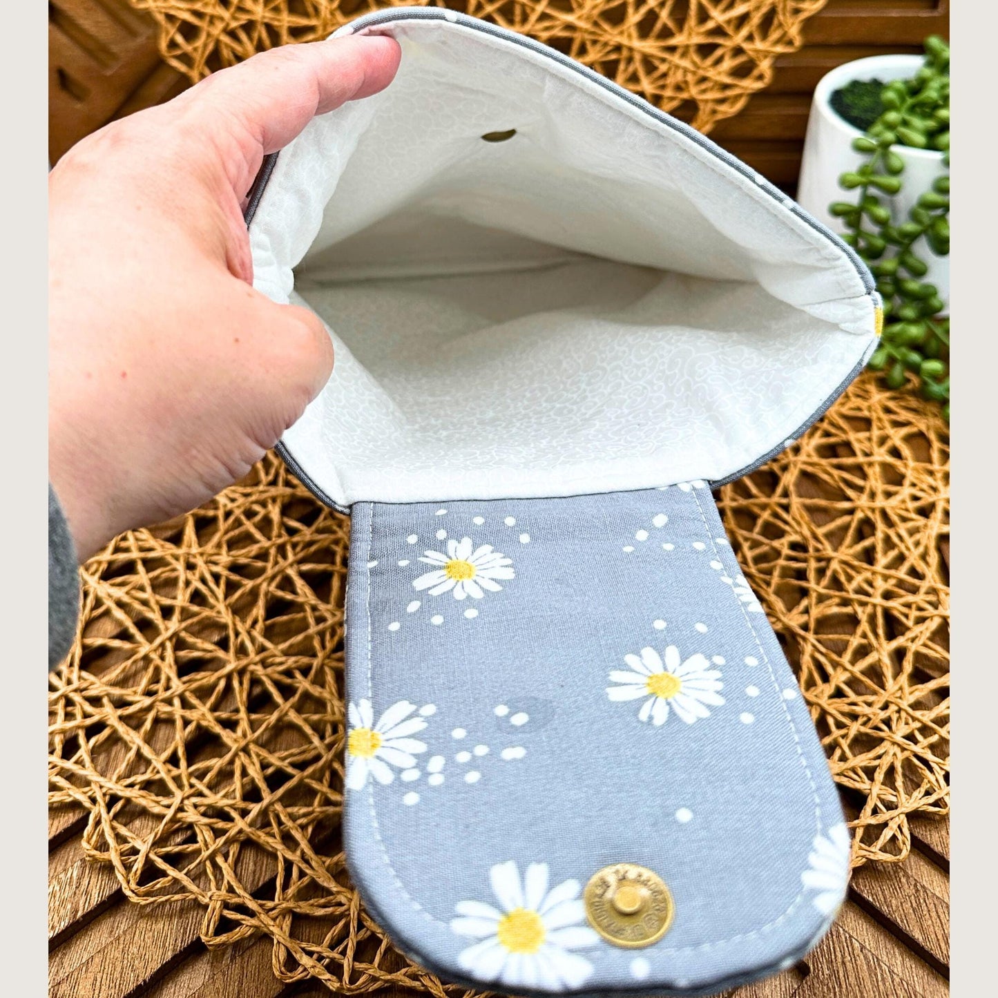 IPAD Sleeve - Daisy Print IPad Sleeve - Stylish Tablet Case & Gift Idea