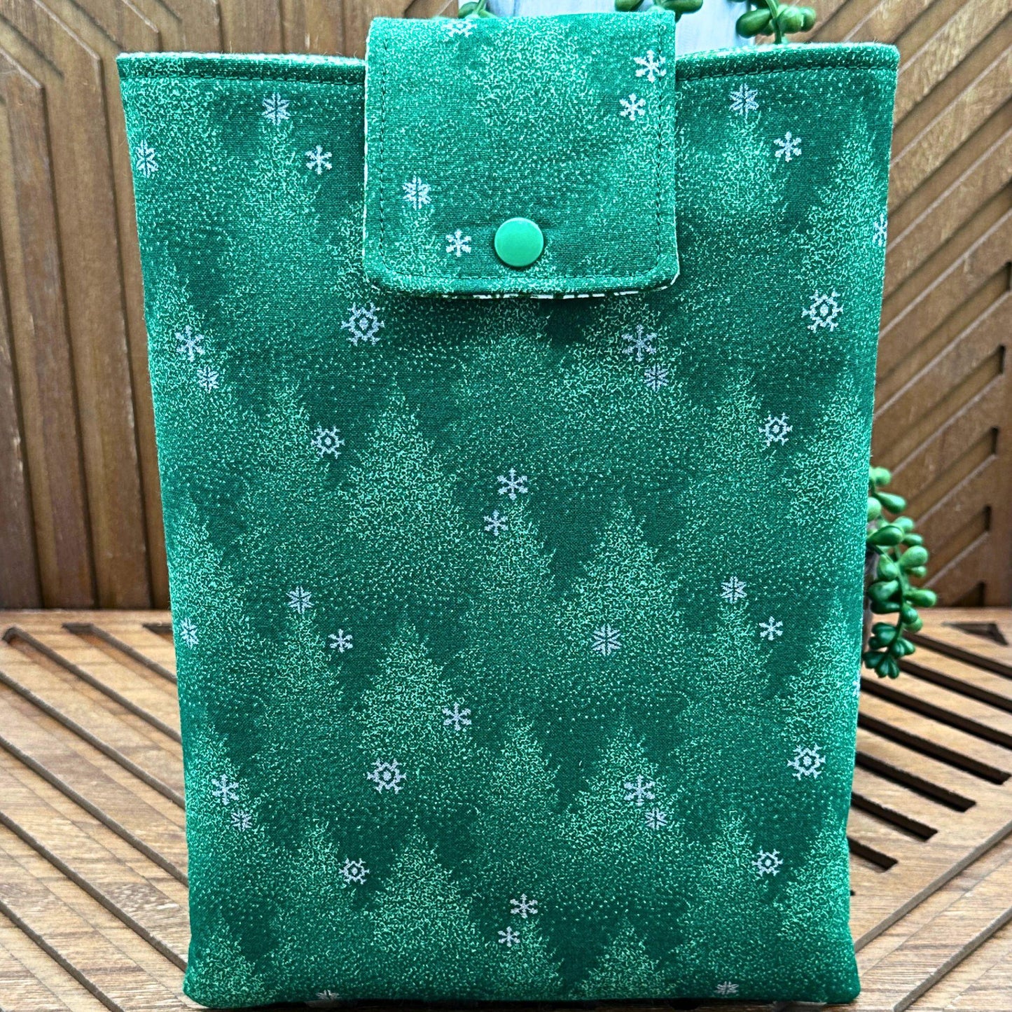 IPAD Sleeve - Green Forest & Snowflake Christmas-Themed Padded IPAD Cover, IPAD pouch, book sleeve, Christmas gift idea