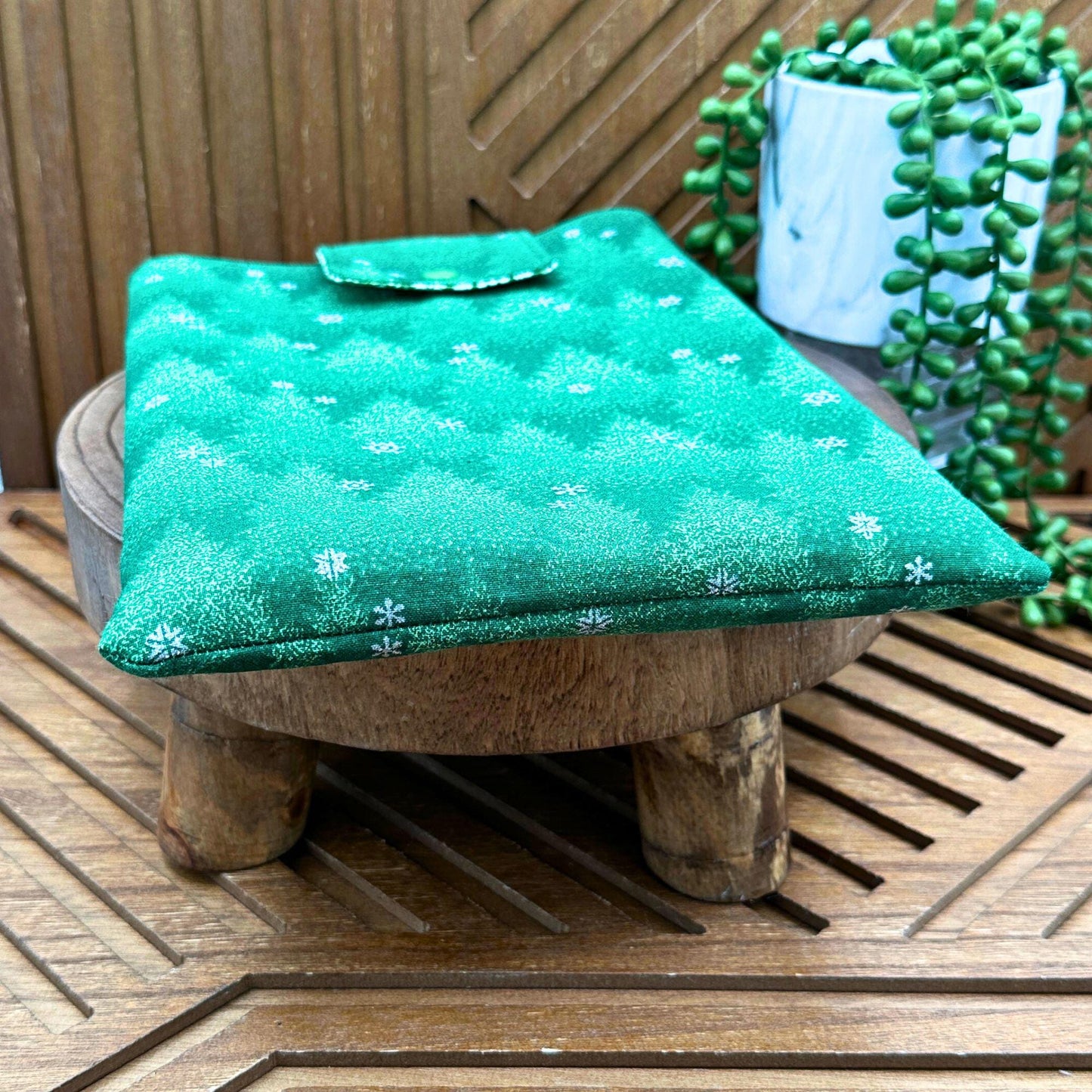 IPAD Sleeve - Green Forest & Snowflake Christmas-Themed Padded IPAD Cover, IPAD pouch, book sleeve, Christmas gift idea