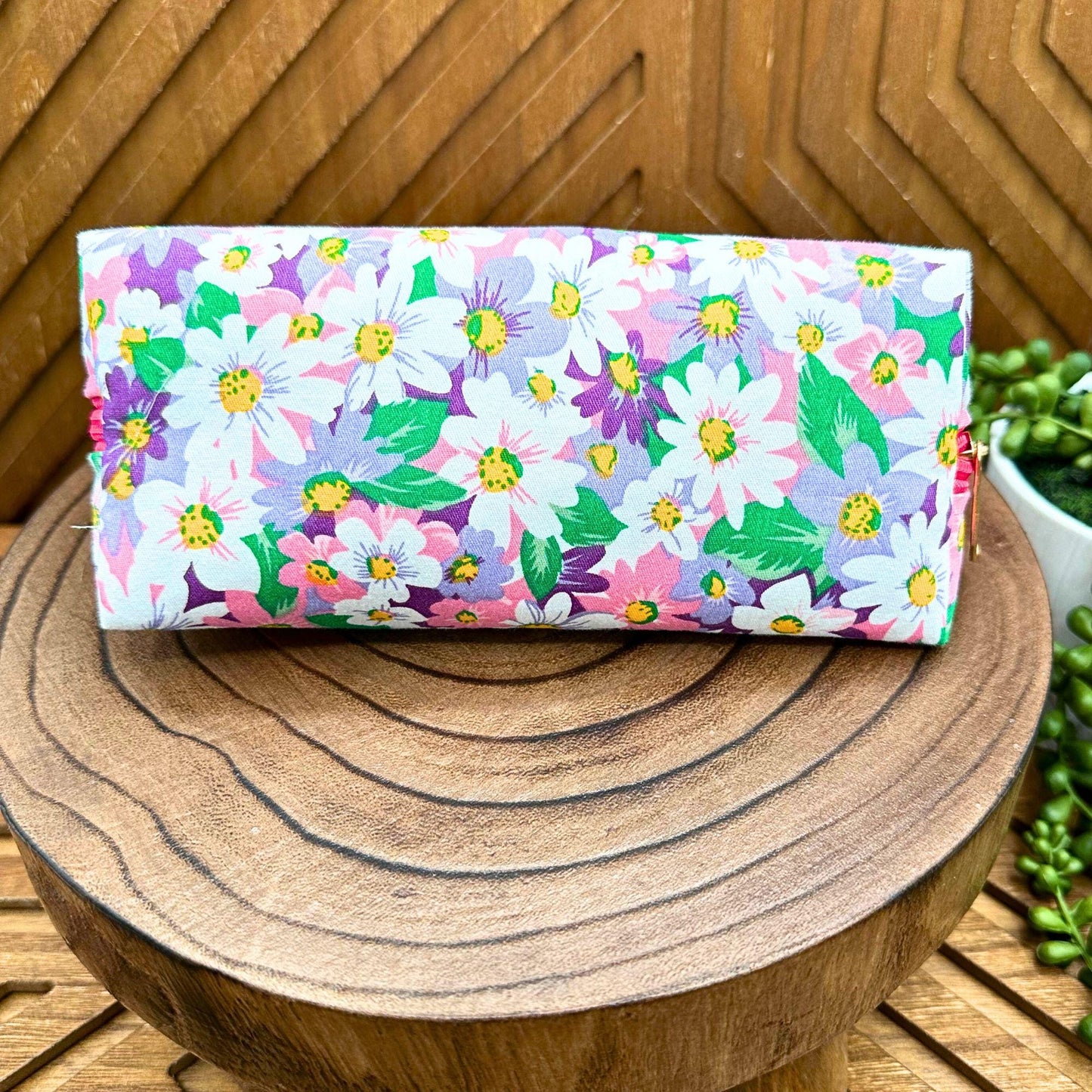 Floral Elegance Makeup Bag: Stylish Carry-All for Travel and Everyday Use