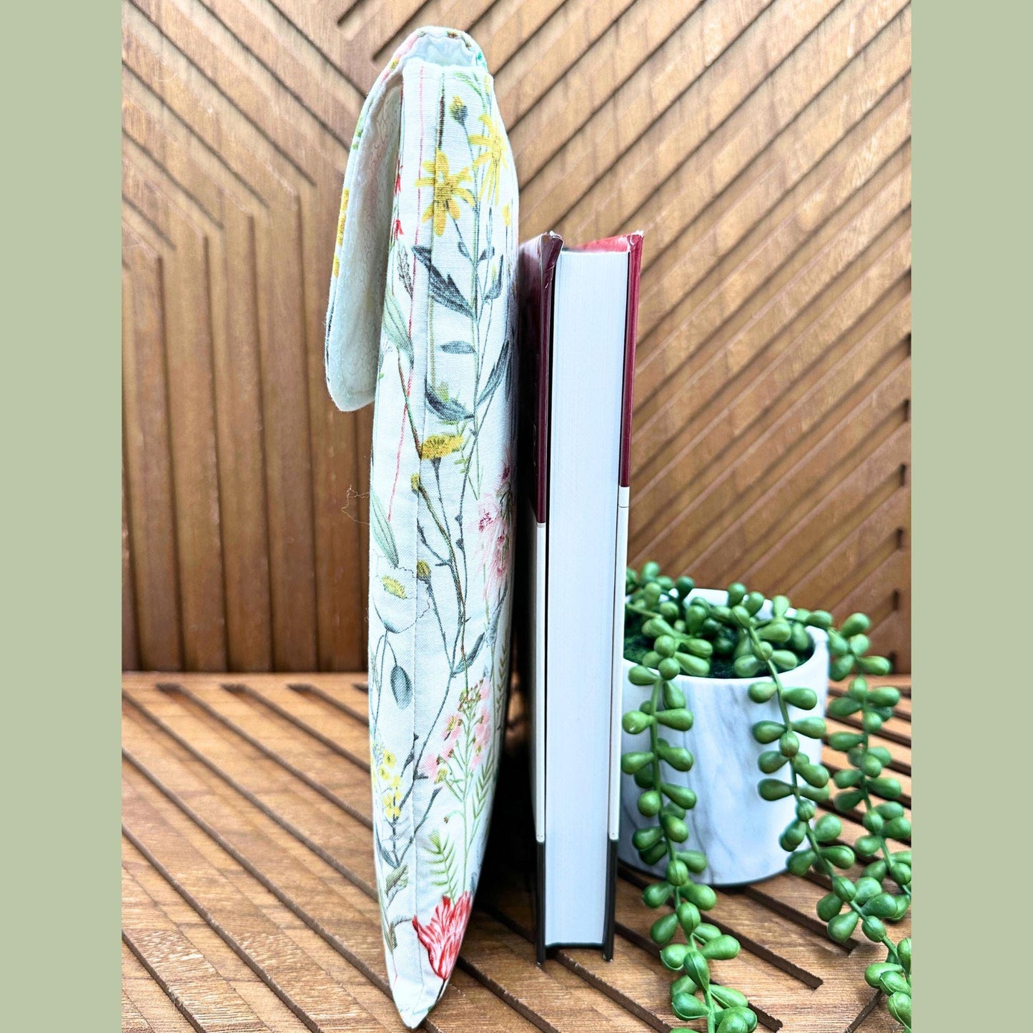 IPAD Sleeve - Floral Print iPad Pouch - Unique Gift Idea for Book Lovers & Tech Enthusiasts