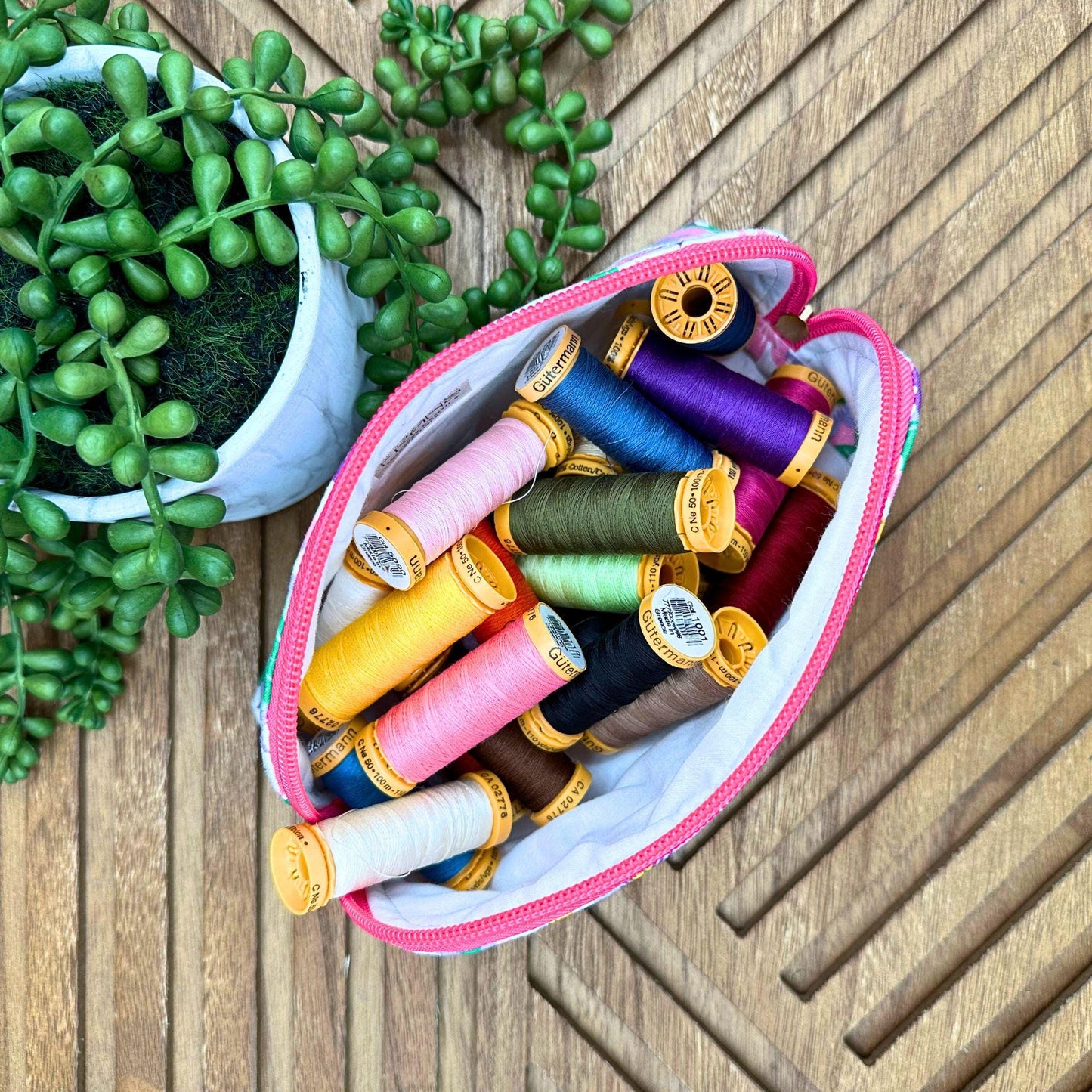Floral Elegance Makeup Bag: Stylish Carry-All for Travel and Everyday Use