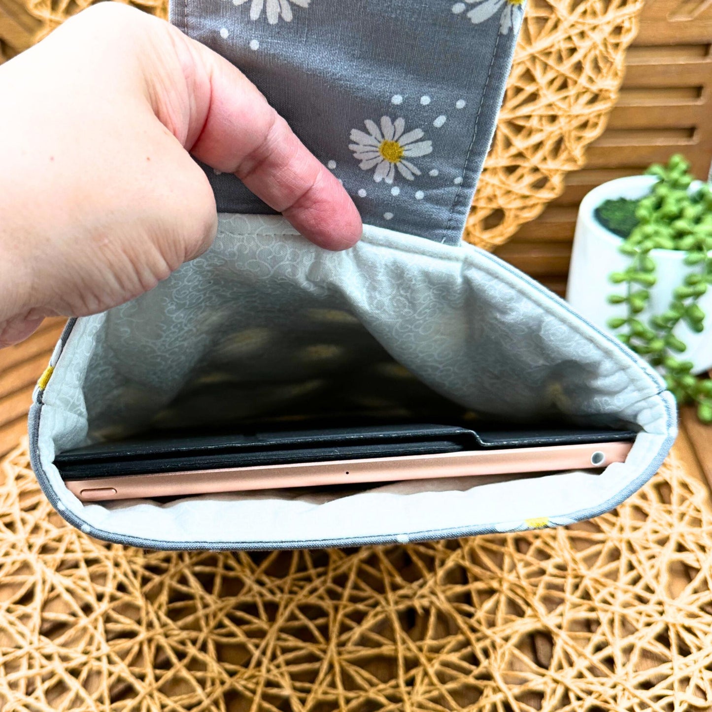 IPAD Sleeve - Daisy Print IPad Sleeve - Stylish Tablet Case & Gift Idea