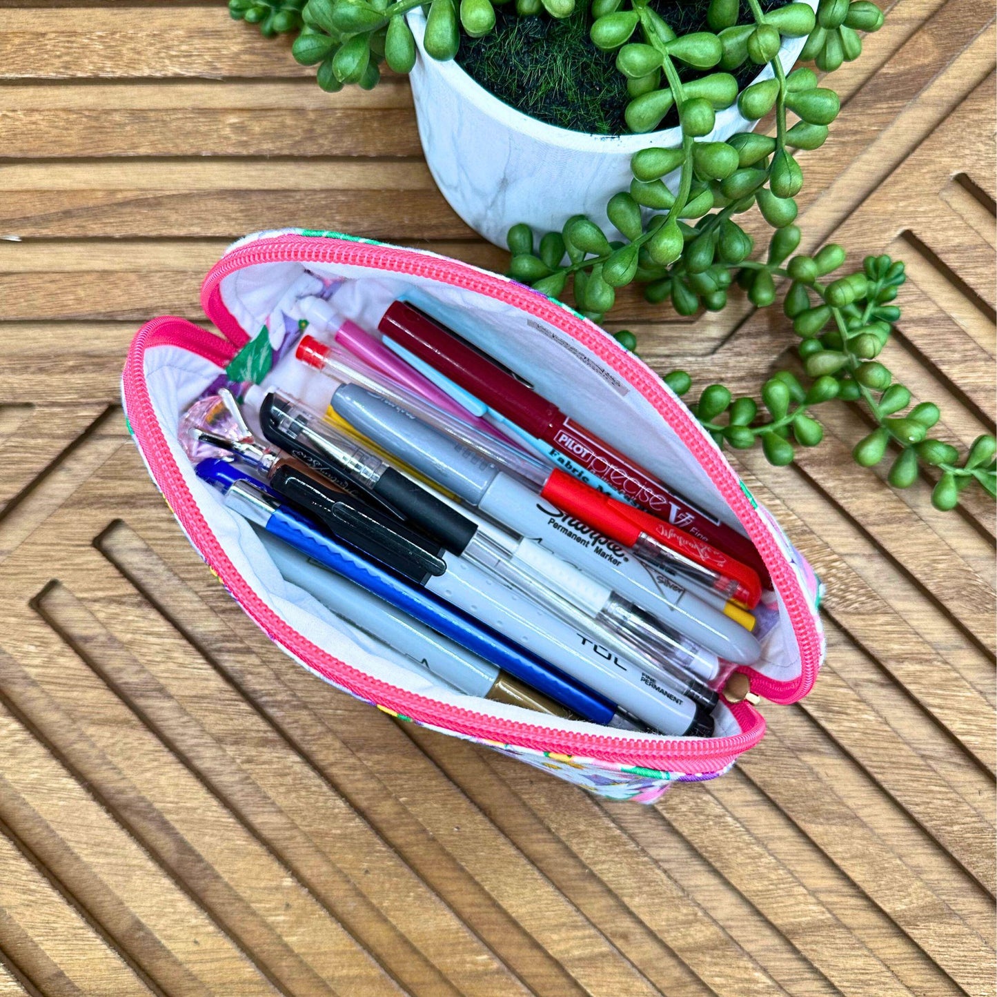 Floral Elegance Makeup Bag: Stylish Carry-All for Travel and Everyday Use