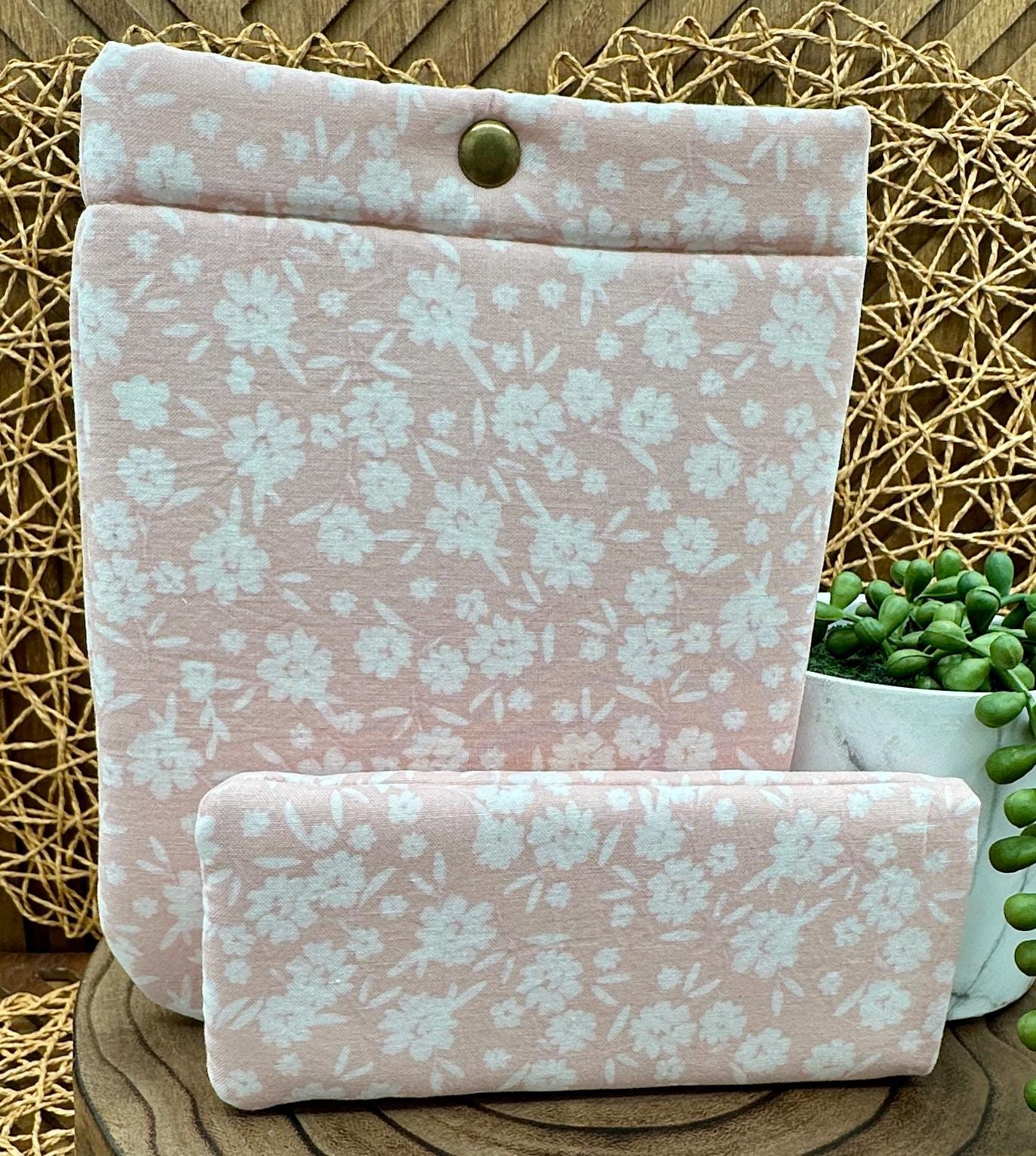 pink with white flowers kindle paperwhite sleeve and eyeglass case set