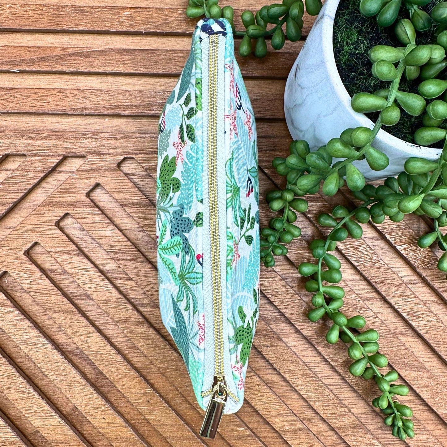 Whimsical Green Leaf Makeup Bag: Your Go-To for Cosmetics and Travel Gear