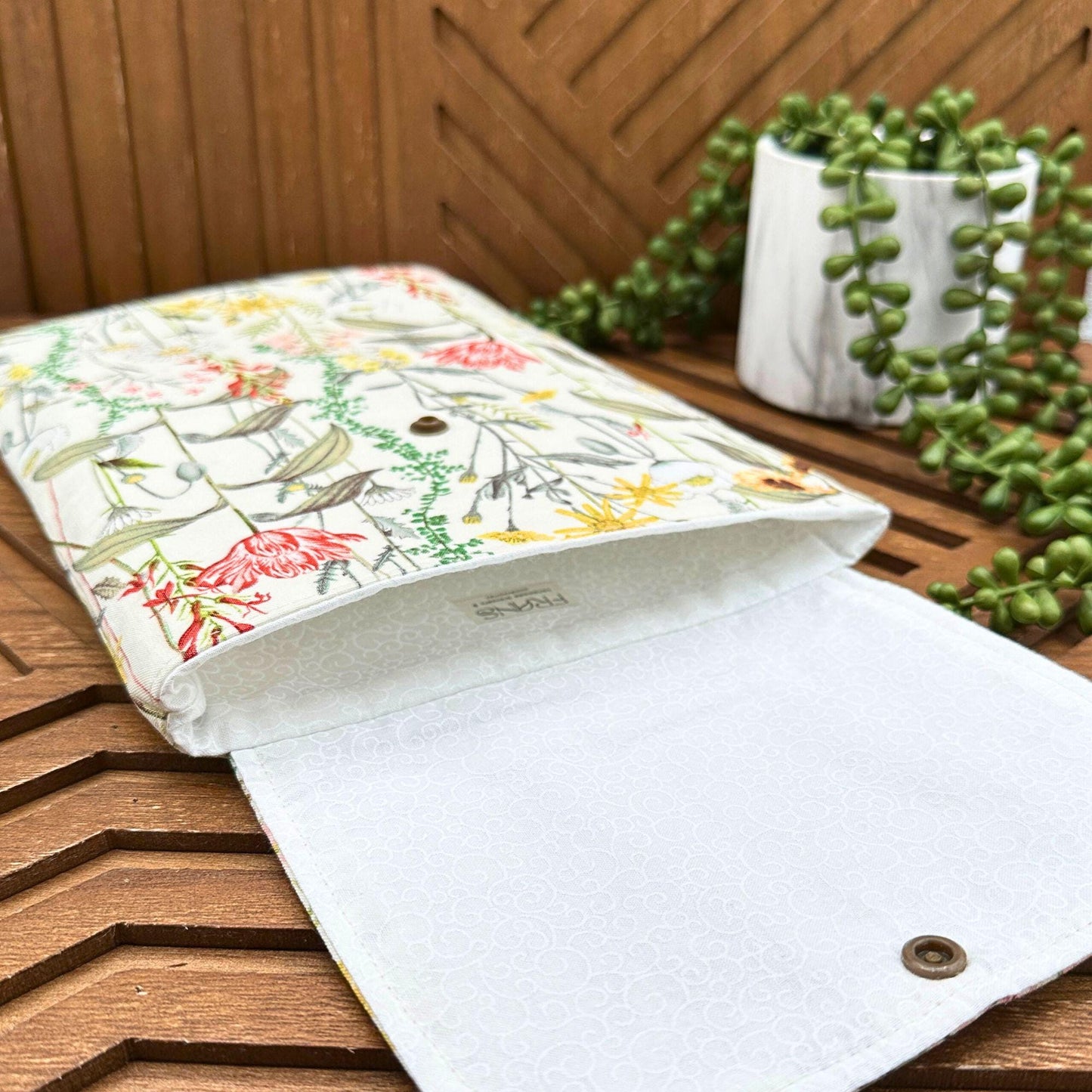 IPAD Sleeve - Floral Print iPad Pouch - Unique Gift Idea for Book Lovers & Tech Enthusiasts