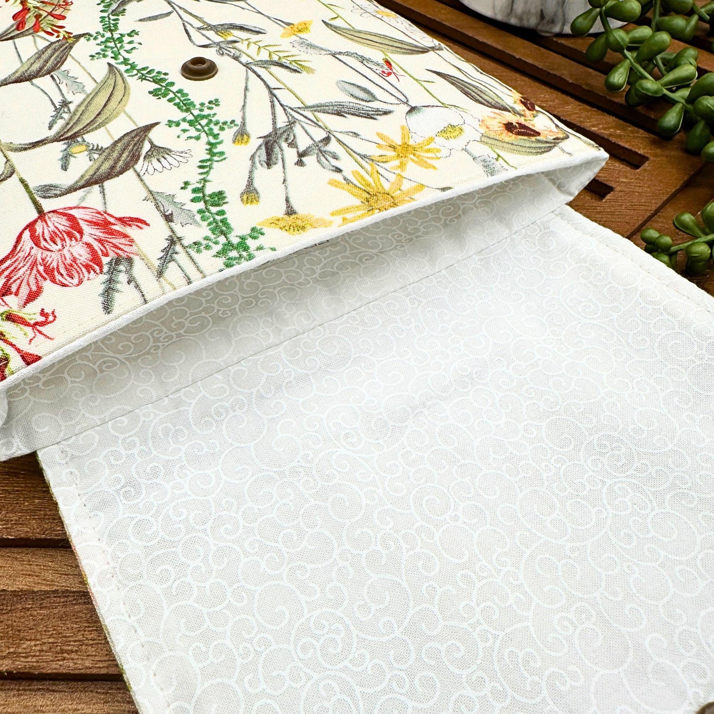 IPAD Sleeve - Floral Print iPad Pouch - Unique Gift Idea for Book Lovers & Tech Enthusiasts