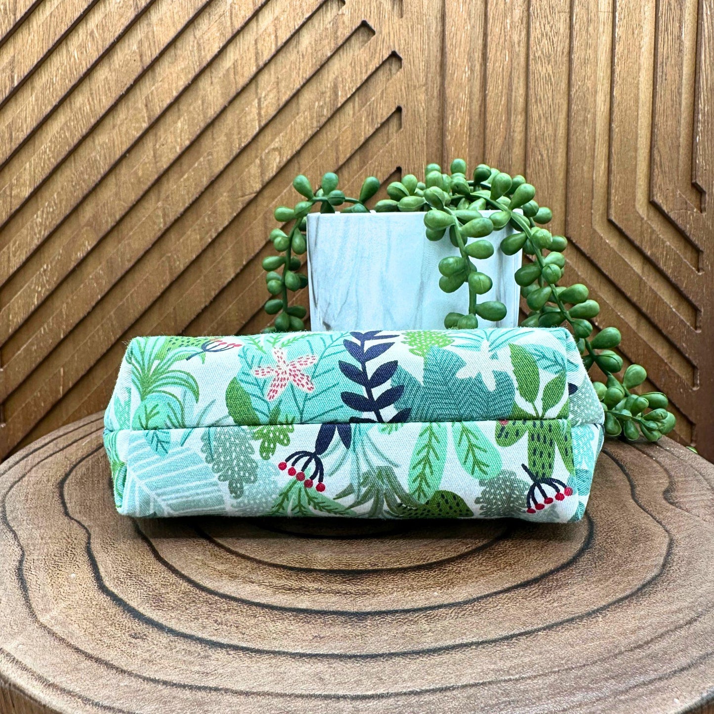 Whimsical Green Leaf Makeup Bag: Your Go-To for Cosmetics and Travel Gear