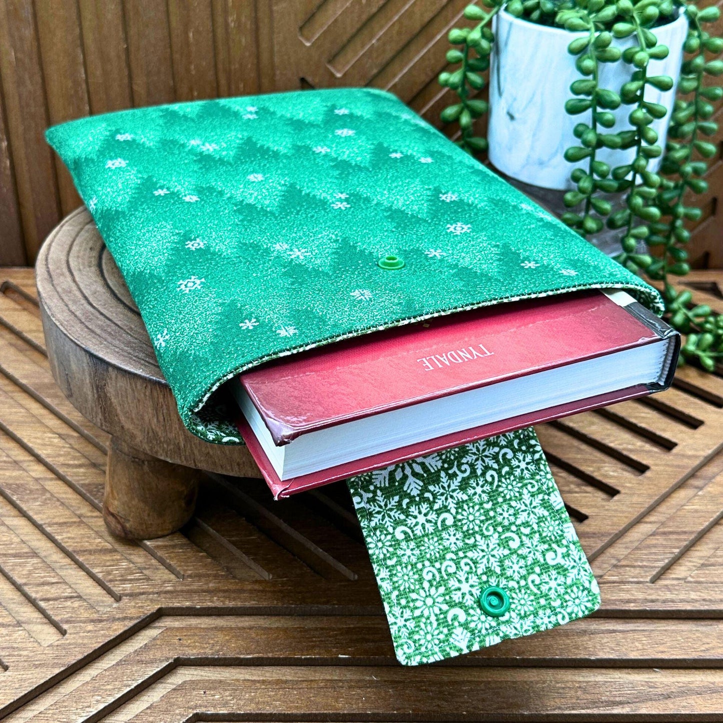 IPAD Sleeve - Green Forest & Snowflake Christmas-Themed Padded IPAD Cover, IPAD pouch, book sleeve, Christmas gift idea