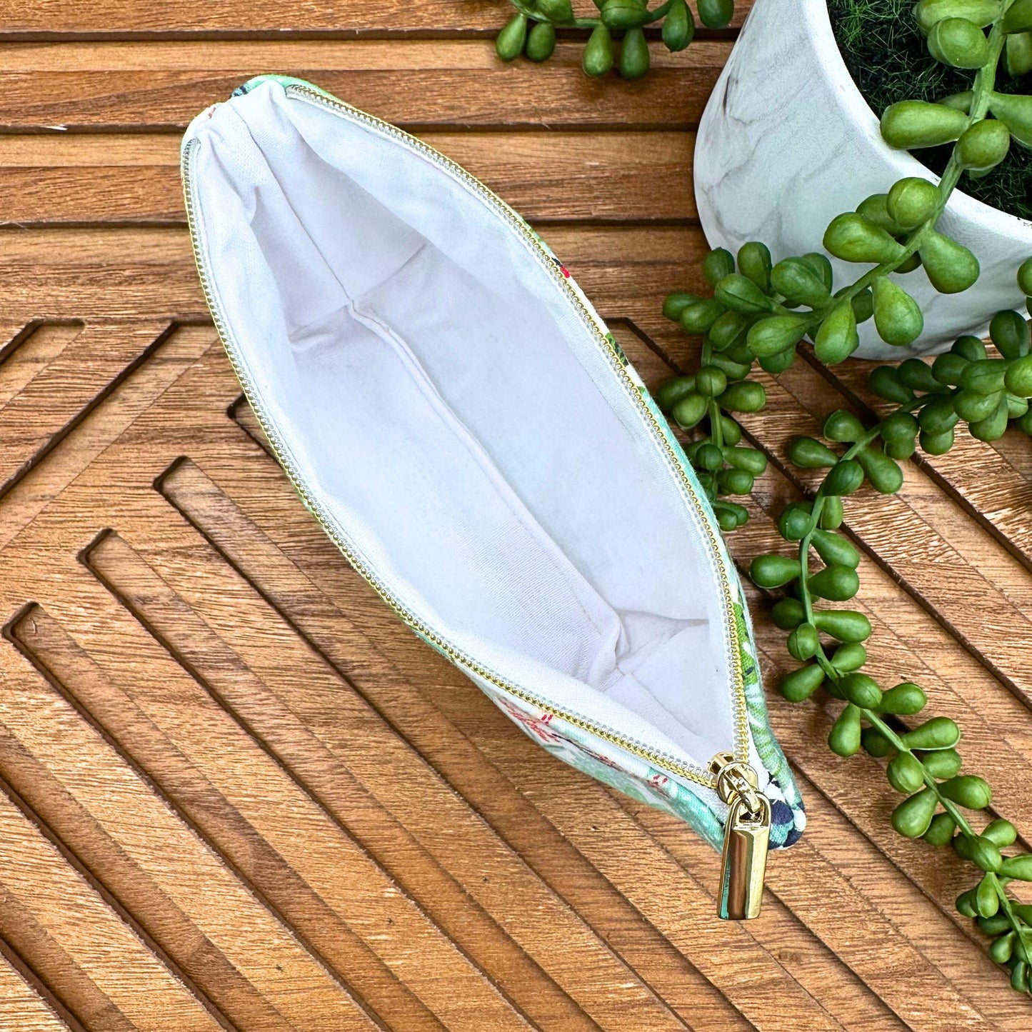 Whimsical Green Leaf Makeup Bag: Your Go-To for Cosmetics and Travel Gear