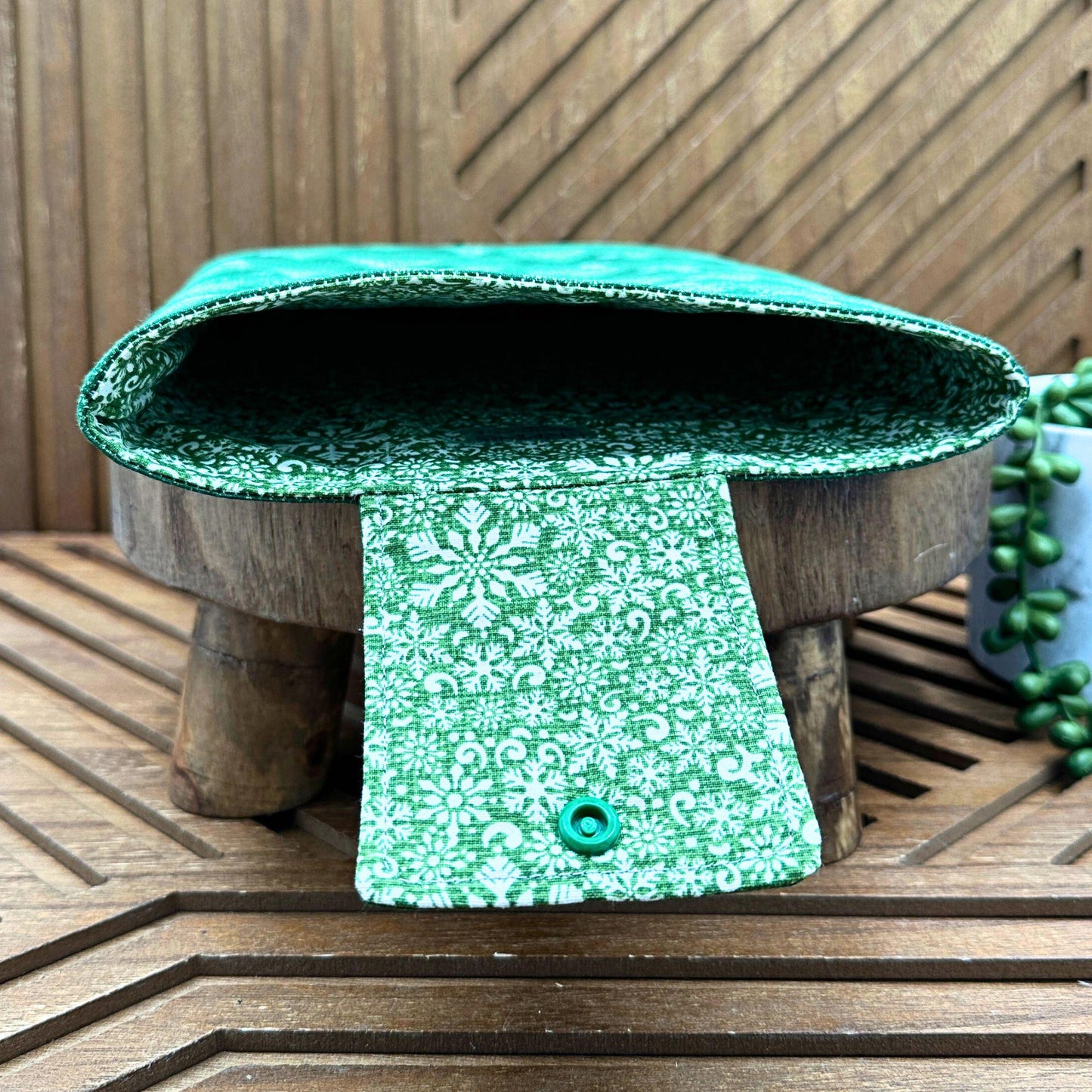 IPAD Sleeve - Green Forest & Snowflake Christmas-Themed Padded IPAD Cover, IPAD pouch, book sleeve, Christmas gift idea