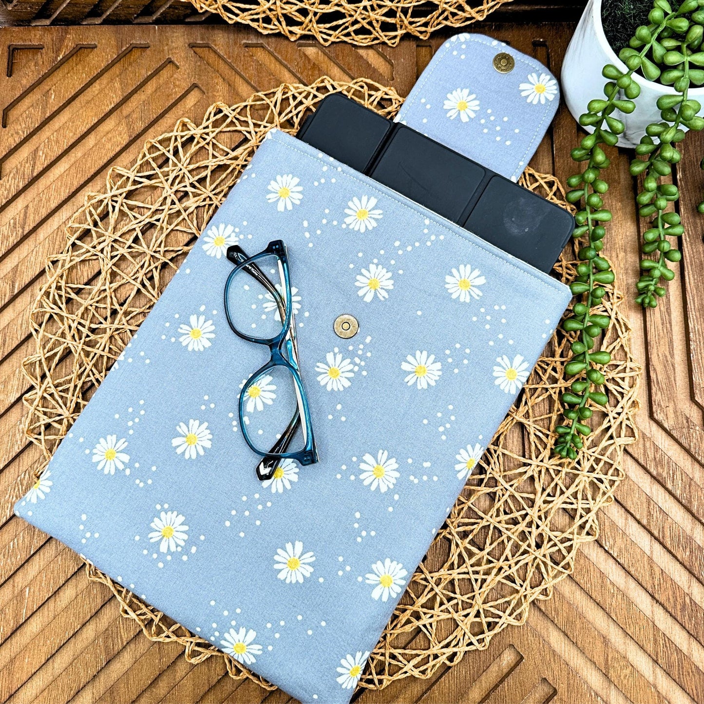 IPAD Sleeve - Daisy Print IPad Sleeve - Stylish Tablet Case & Gift Idea