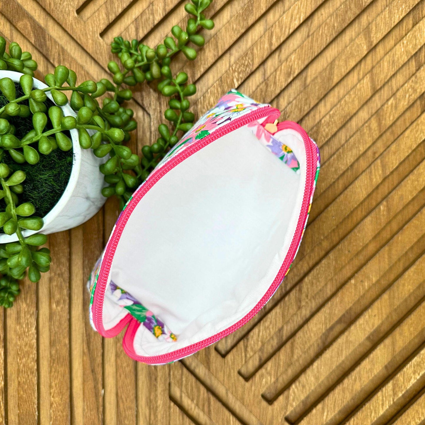 Floral Elegance Makeup Bag: Stylish Carry-All for Travel and Everyday Use