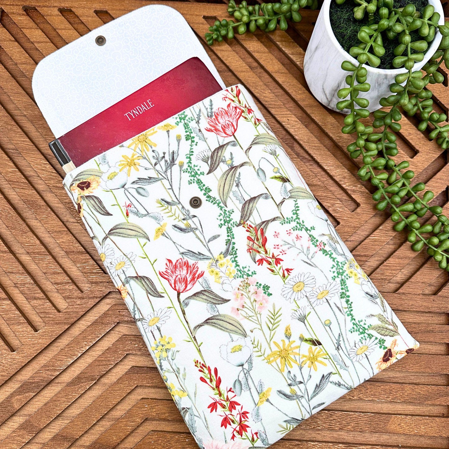 IPAD Sleeve - Floral Print iPad Pouch - Unique Gift Idea for Book Lovers & Tech Enthusiasts