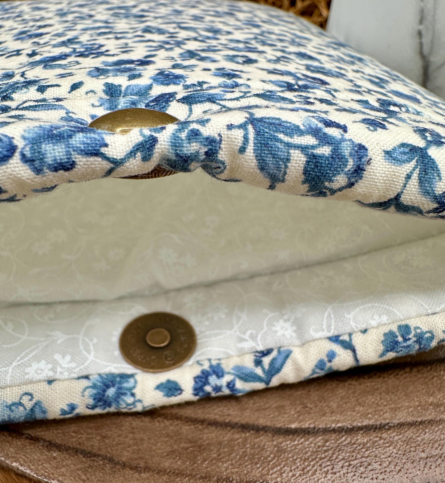Kindle Basic 11th Generation Sleeve & Eyeglass Case Set – Timeless White and Blue, Floral Vintage Handmade Charm, foam padded protection