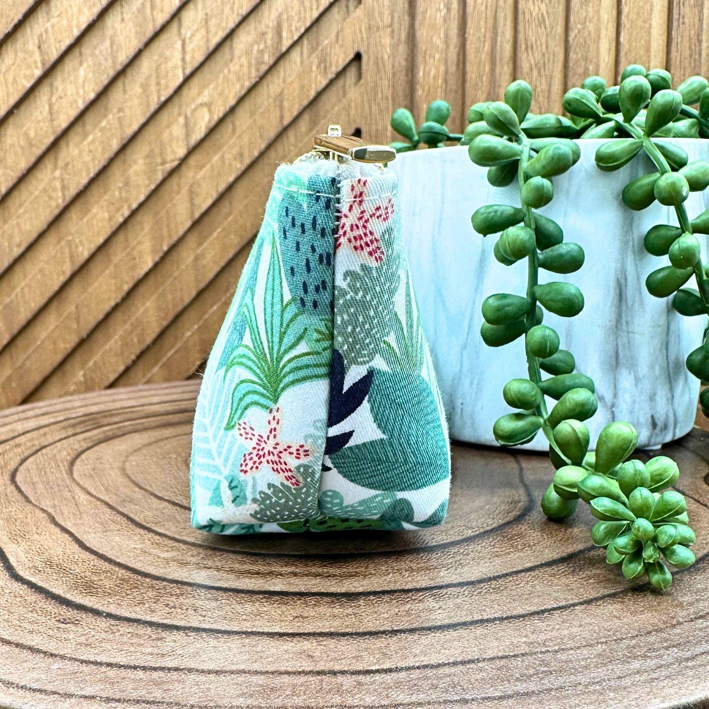 Whimsical Green Leaf Makeup Bag: Your Go-To for Cosmetics and Travel Gear