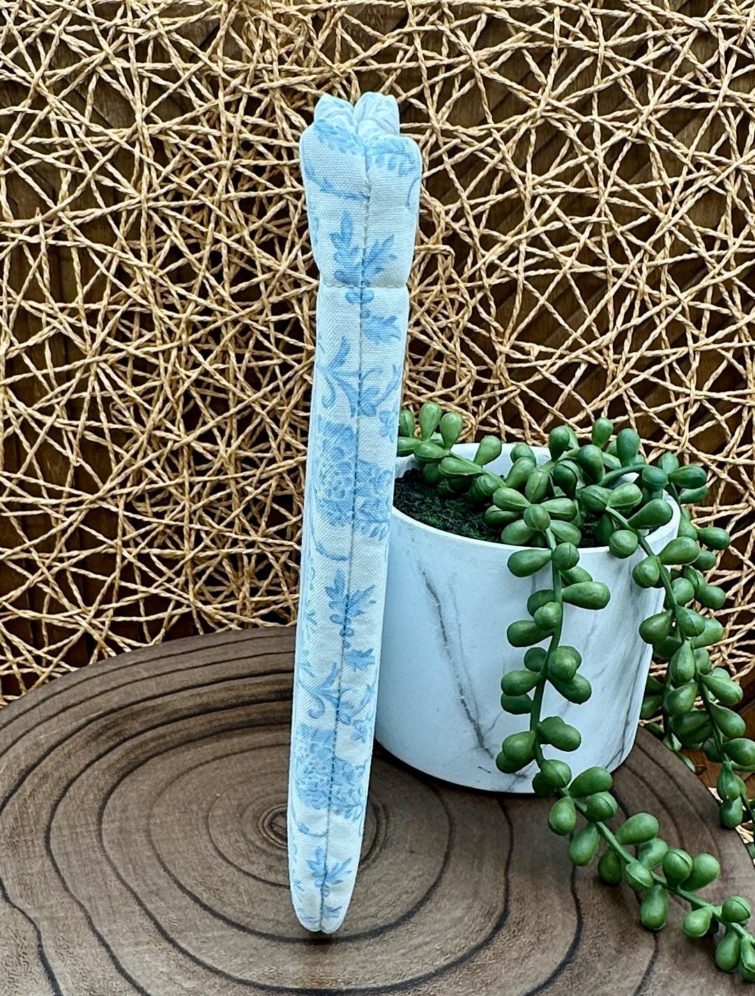 Kindle Basic 11th Generation Sleeve & Eyeglass Case Set – Elegant Pastel Blue Antique Floral Design, Padded Foam Protection