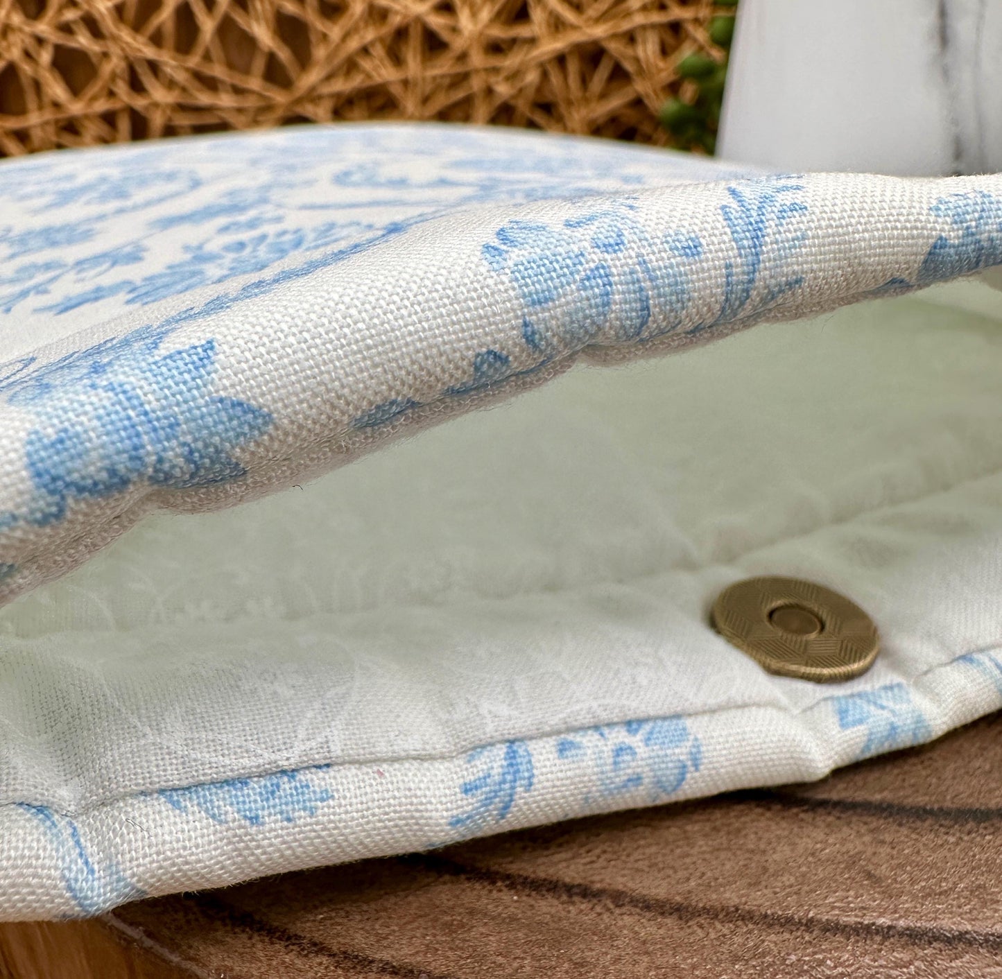 Kindle Basic 11th Generation Sleeve & Eyeglass Case Set – Elegant Pastel Blue Antique Floral Design, Padded Foam Protection