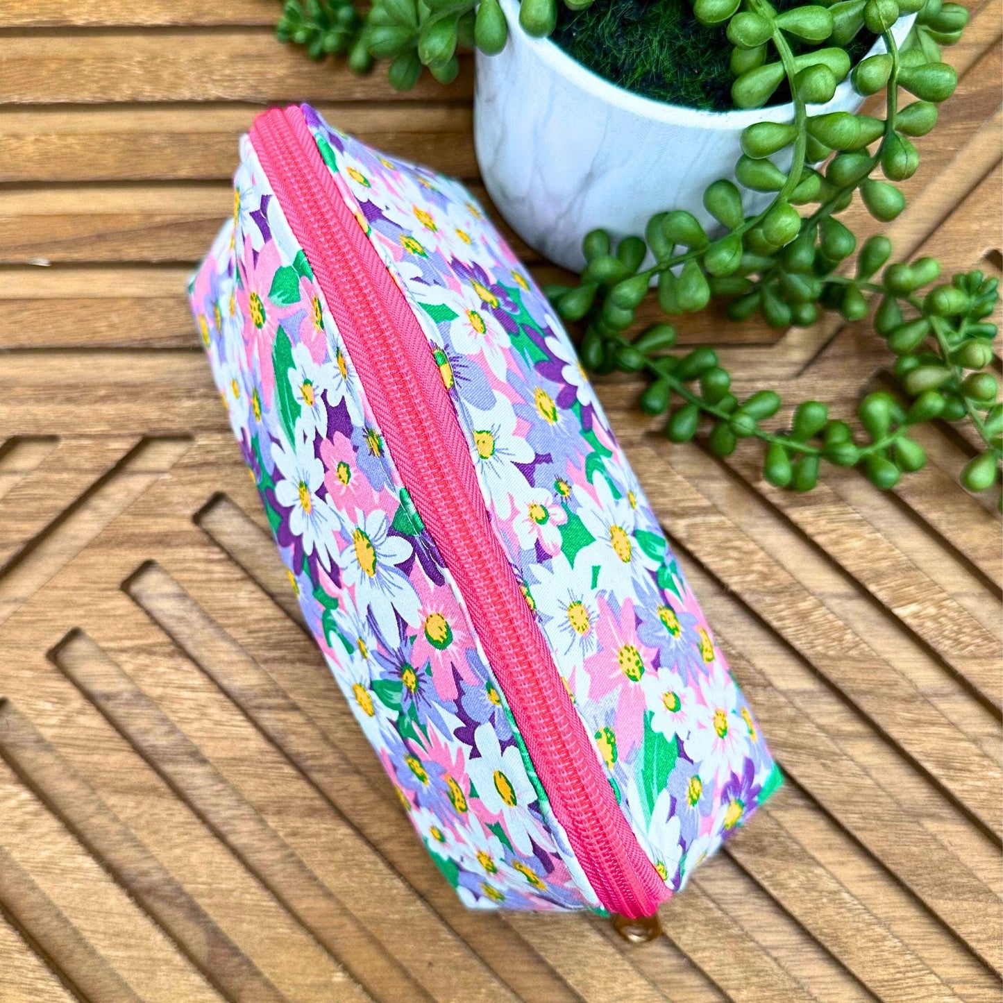 Floral Elegance Makeup Bag: Stylish Carry-All for Travel and Everyday Use