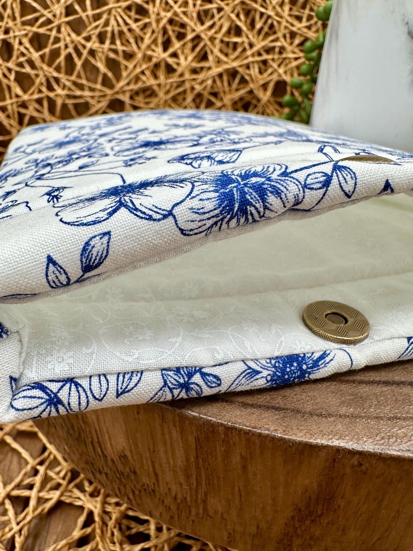 Kindle Basic 11th Generation Sleeve & Glasses Case Gift Set β Elegant Navy Blue Floral Design, foam padded protection