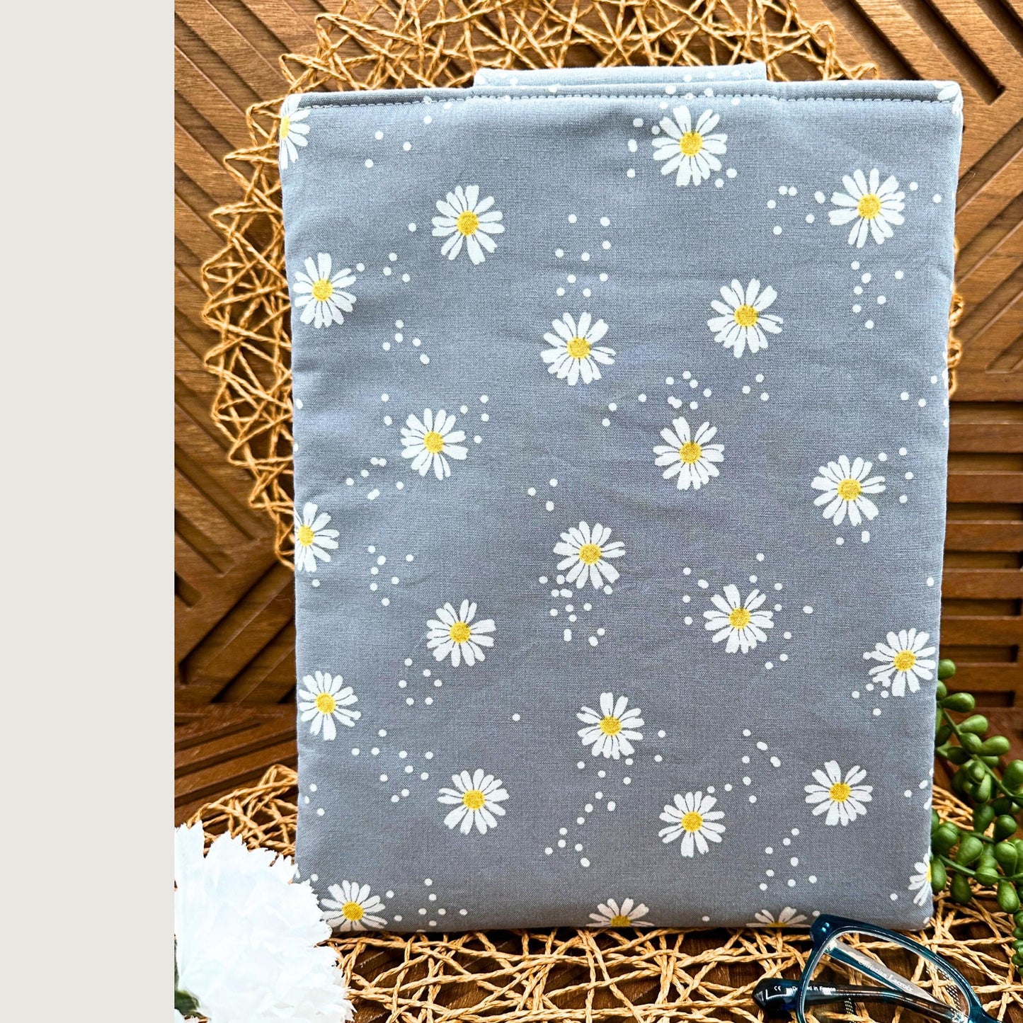 IPAD Sleeve - Daisy Print IPad Sleeve - Stylish Tablet Case & Gift Idea