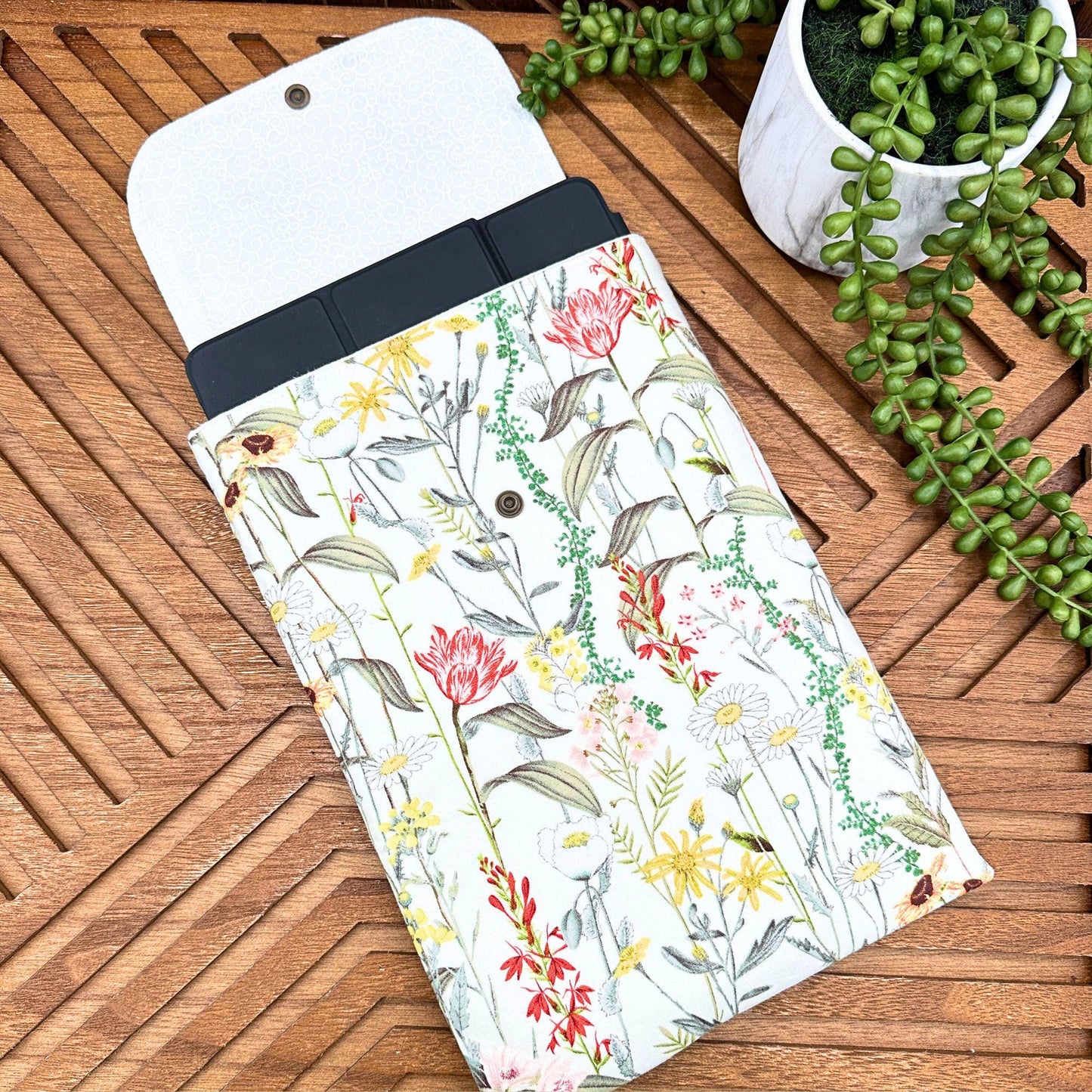IPAD Sleeve - Floral Print iPad Pouch - Unique Gift Idea for Book Lovers & Tech Enthusiasts