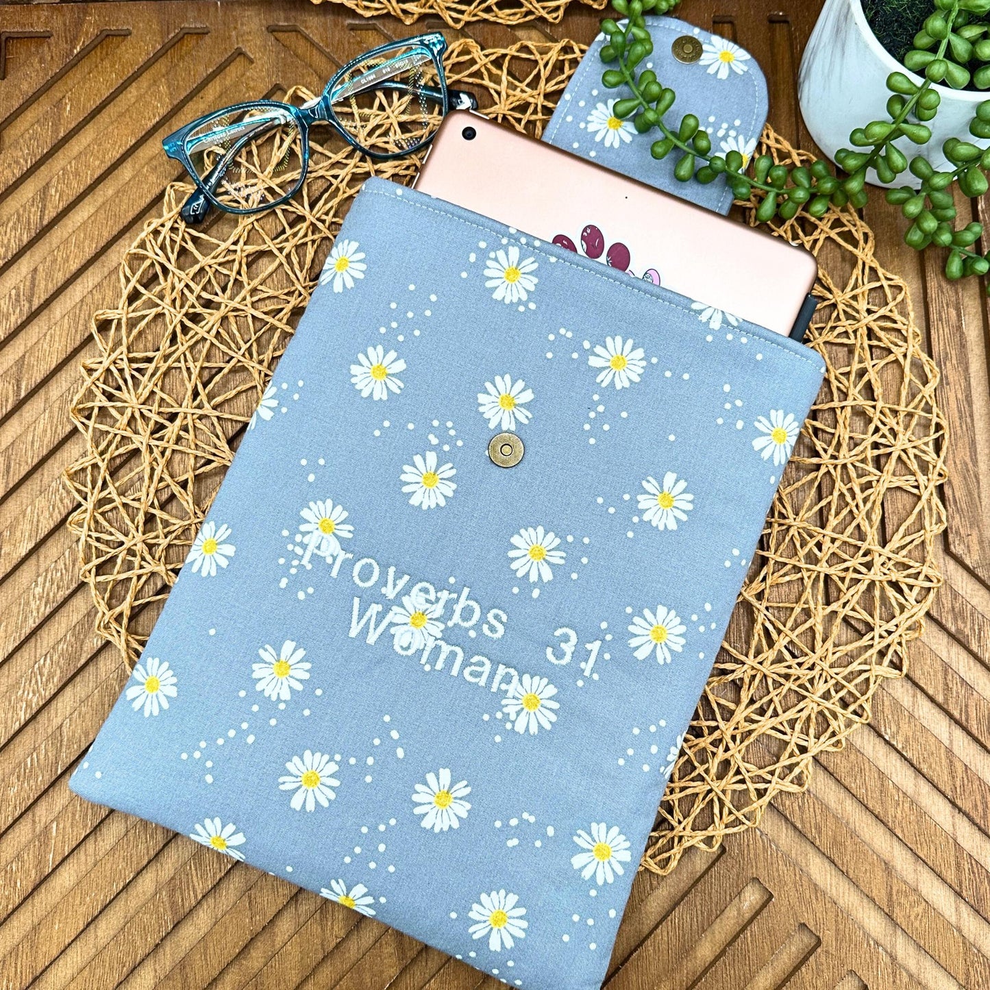IPAD Sleeve - Daisy Print IPad Sleeve - Stylish Tablet Case & Gift Idea