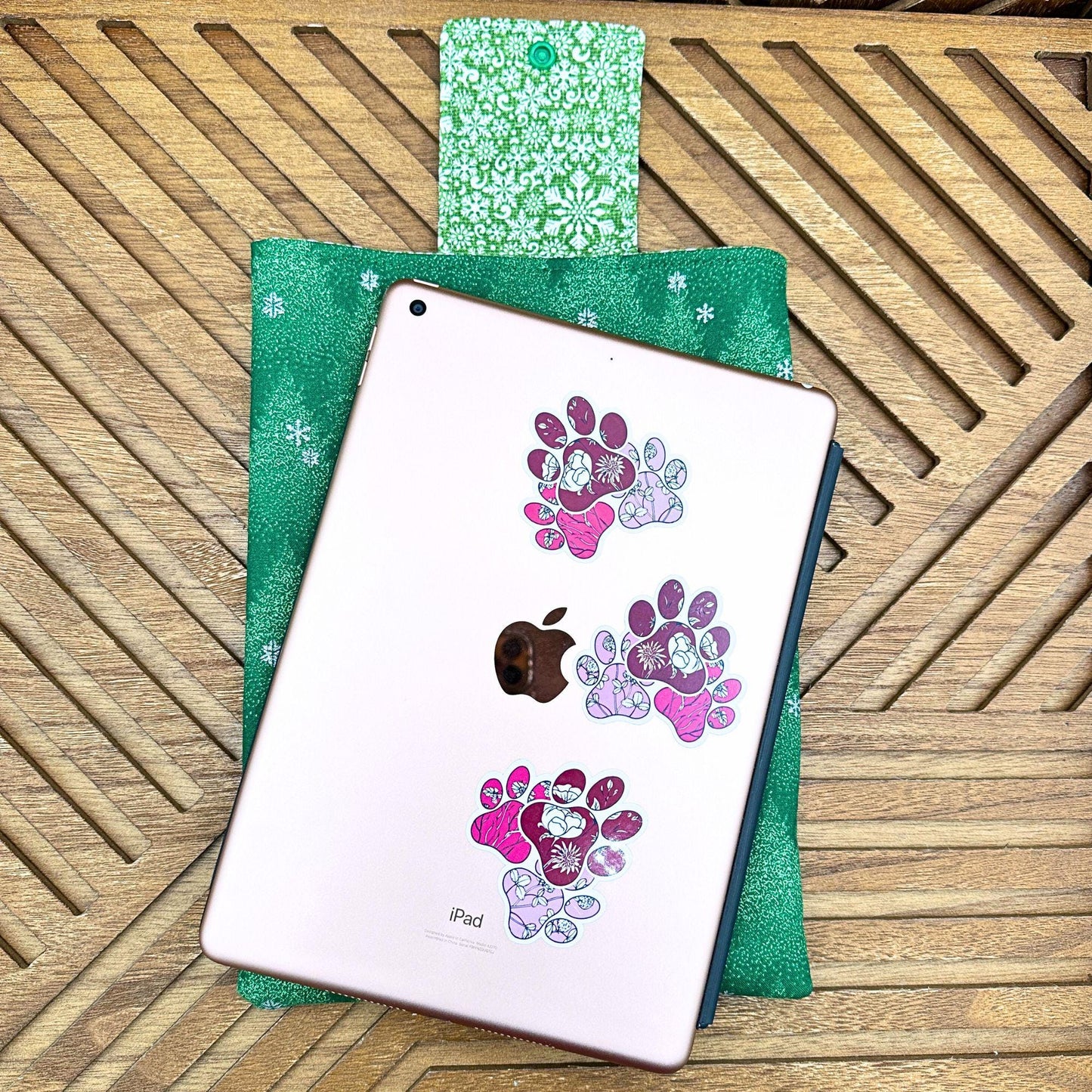 IPAD Sleeve - Green Forest & Snowflake Christmas-Themed Padded IPAD Cover, IPAD pouch, book sleeve, Christmas gift idea
