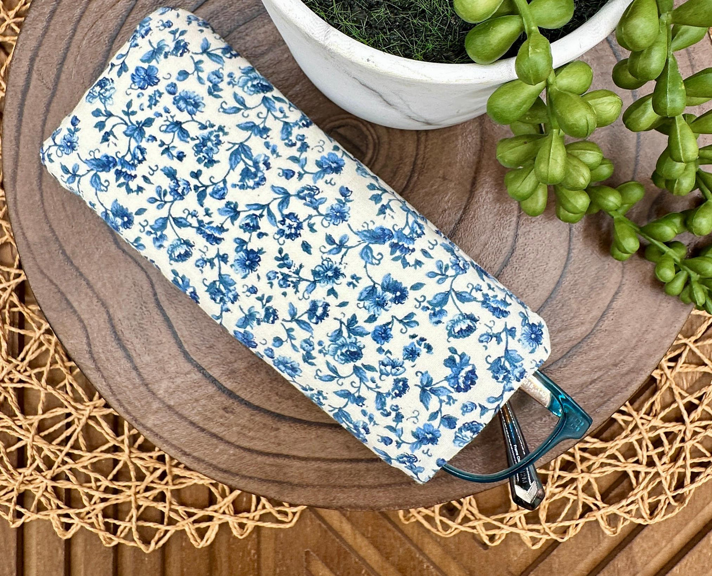 Kindle Basic 11th Generation Sleeve & Eyeglass Case Set – Timeless White and Blue, Floral Vintage Handmade Charm, foam padded protection