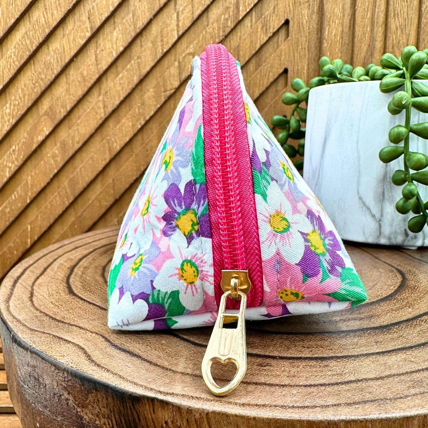Floral Elegance Makeup Bag: Stylish Carry-All for Travel and Everyday Use