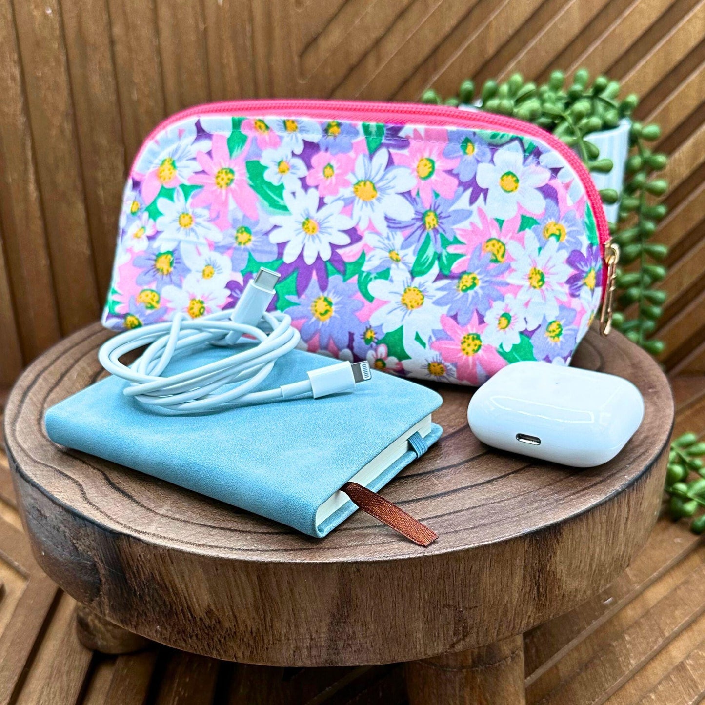 Floral Elegance Makeup Bag: Stylish Carry-All for Travel and Everyday Use