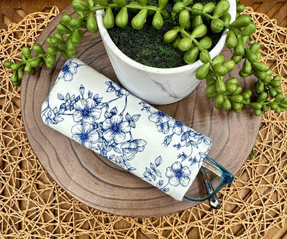 Kindle Basic 11th Generation Sleeve & Glasses Case Gift Set – Elegant Navy Blue Floral Design, foam padded protection