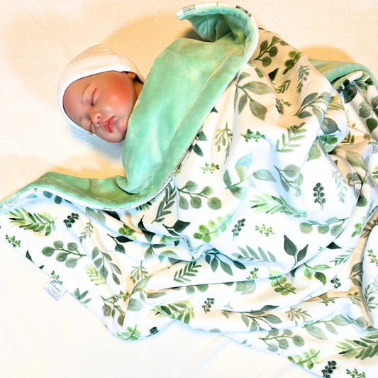 Dreamy Minky Baby Blanket in Green & White- Ideal for Infants - Cozy Nursery Essential, Gender-neutral minky baby blanket for newborns