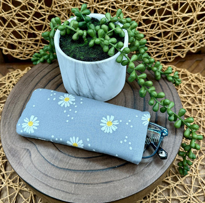 Kindle Basic 11th Generation Sleeve & Eyeglass Case Duo – Gray Daisy Charm, foam padded protection