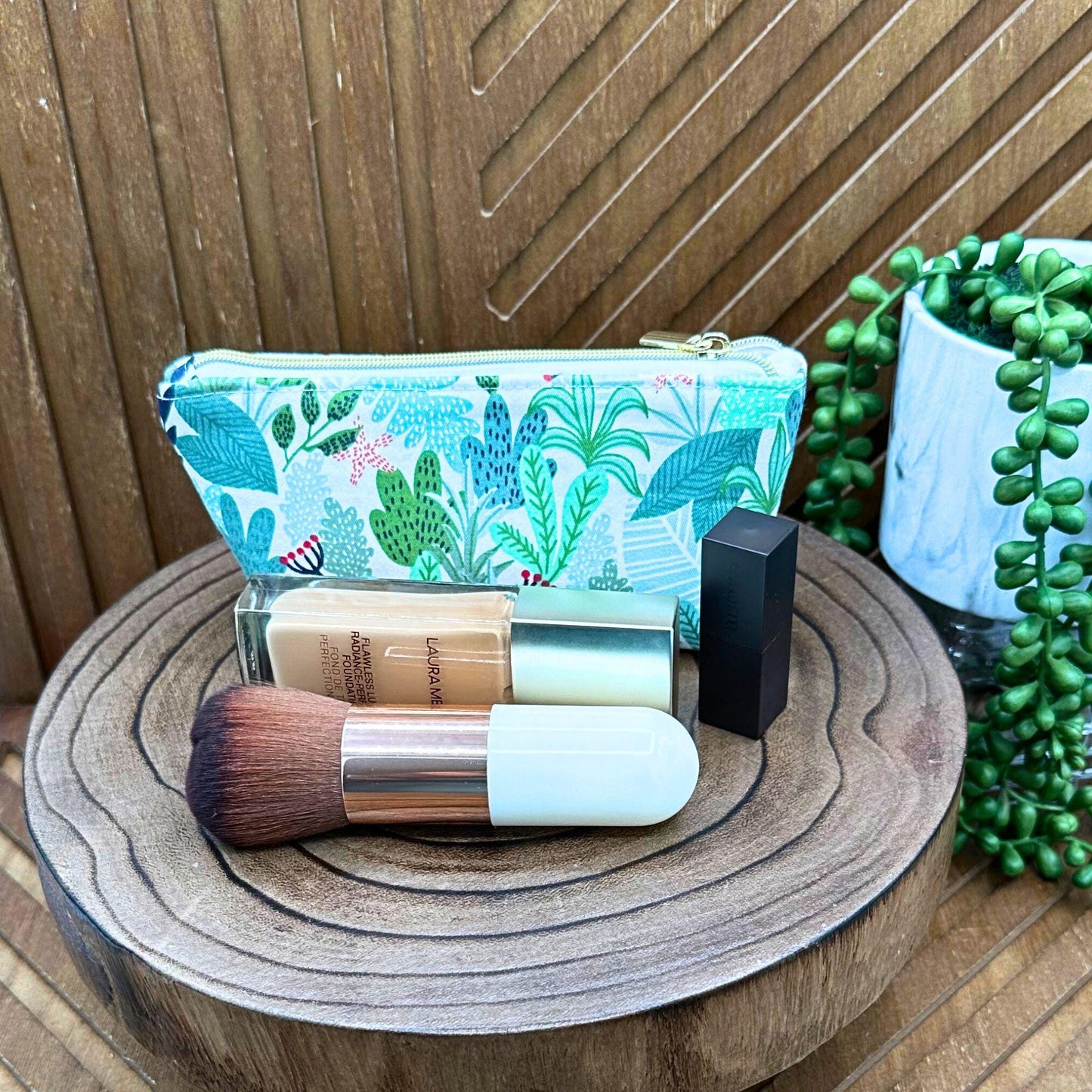 Whimsical Green Leaf Makeup Bag: Your Go-To for Cosmetics and Travel Gear