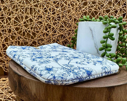 Kindle Basic 11th Generation Sleeve & Glasses Case Gift Set – Elegant Navy Blue Floral Design, foam padded protection